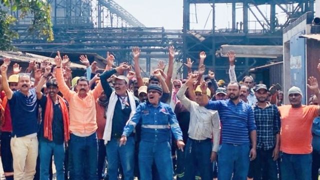 बोकारो स्टील प्लांट में मजदूरों का आक्रोश, एक भी मजदूर की छंटनी होने पर चक्का जाम की चेतावनी
