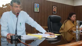 नगर निगम बोर्ड बैठक को संबोधित करते महापौर सौरभ थपिलयाल व नगर आयुक्त नमामि बसंल। जागरण