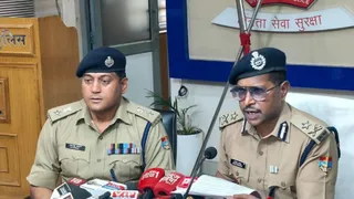 प्रेमनगर में हुए मुठभेड़ की घटना के बारे में जानकारी देते आइजी गढ़वाल परिक्षेत्र राजीव स्वरूप व एसएसपी प्रमेन्द्र डोबाल।