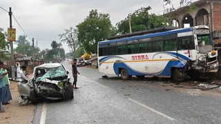 कार और बस के बीच टक्कर के बाद का नजारा। (फोटो जागरण)