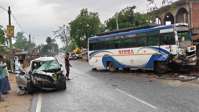 Giridih Road Accident: देवघर से शादी समारोह से लौट रहे परिवार की कार बस से टकराई, दो की मौत, पांच घायल
