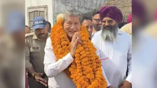 काशीपुर पहुंचने पर पूर्व सीएम हरीश रावत का स्वागत किया गया।सौ. कांग्रेस