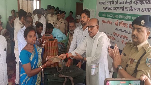नाला में झारखंड विधानसभा अध्यक्ष ने बांटे वाद्ययंत्र, बोले, मांदर-झाल की ध्वनि वायु प्रदूषण घटाने में मददगार
