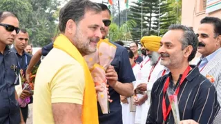 कांगड़ा में कांग्रेस नेताओं से मिलते राहुल गांधी। जागरण