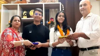 आइसीएसई व आइएससी में भाई बहन हर्षित व अविका के उत्कृष्ट प्रदर्शन पर उपहार भेंट करते पिता दीपक चावला व माता ज्योति चावला।