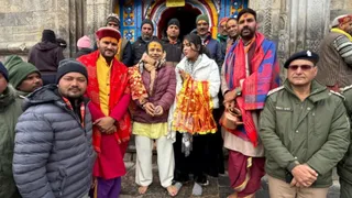 केदारनाथ मंदिर में दर्शनों कर बाहर आते सूफी गायक कैलाश खेर। सूवि
