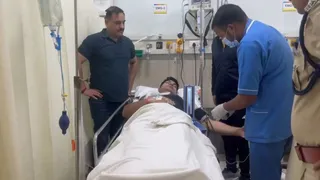 सिनर्जी अस्पताल में भर्ती घायल थाना प्रभारी नरेश राठौड़ l जागरण