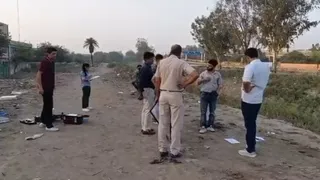 एनकाउंटर के बाद जांच करती पुलिस टीम।