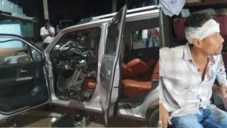 टक्कर से कार बुरी तरह क्षतिग्रस्त हो गई, घायल युवक।