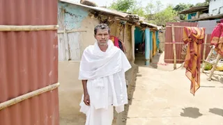 मां को मुखाग्नि दिए इकलौता पुत्र बिहारी । जागरण