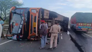 ब्यावरा में बरात की बस पलटी।
