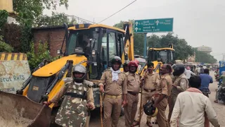 पीडीडीयू नगर में प्रशासन का बुलडोजर देख खुद खुद हटाने लगे अतिक्रमण।