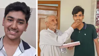 10वीं टॉपर आदित गुप्ता, 12वीं टॉपर अभय मलिक को मिठाई खिलाते बाबा महक सिंह।