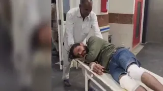 घायल छोटू यादव को लें जाते अस्पताल कर्मी