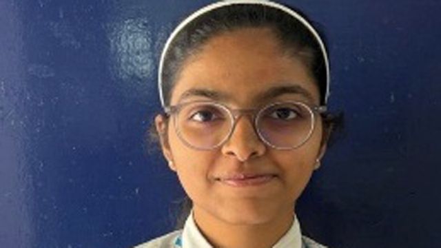 बीमार पिता और आर्थिक संकट के बावजूद अंशिका बनीं ICSE स्कूल टॉपर, मिले 90% नंबर
