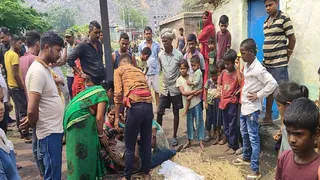 कुत्ते के हमले में बच्चे की माैत के बाद बिलखते स्वजन और जुटे लोग। (फोटो जागरण)