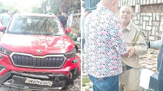 राजपुर रोड हादसे के बाद डिवाइडर पर चढ़ी कार। वहीं, हादसे में घायल होमगार्ड कर्मी।