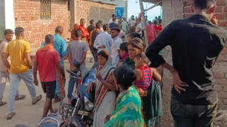 मौके पर जुटी लोगों की भीड़। (जागरण)