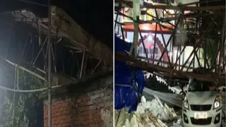 तूफान की वजह से गिरी होर्डिंग। (जागरण)