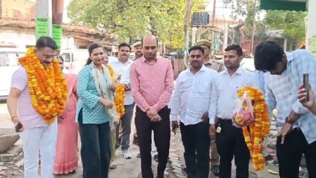 प्रतापगढ़ DM हुए भावुक, खुद अपनी गाड़ी चलाकर सेवानिवृत्त कर्मचारी को घर तक छोड़ा, सम्मान से नम हुईं आंखें