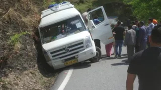 नागराजाधार के पास सड़क पर पहाड़ी से टकराकर रुका टेंपो ट्रेवलर। सुधि पाठक