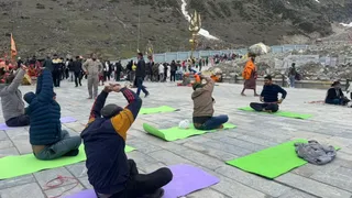 केदारनाथ धाम में प्रणायाम करते कर्मचारी और यात्री। सूवि
