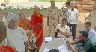 कैंप में खतौनी को आधार से लिंक और फार्मर आइडी बनवाते किसान। जागरण