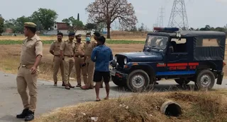 फोरेंसिक टीम के साथ पहुंची गुलरिहा थाना पुलिस। जागरण