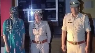 पुलिस की गिरफ्त में हत्यारोपित शोभा।