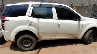 पशु तस्कर इसी लग्जरी कार से ले जा रहे थे मवेशी।