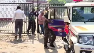 कोषागार घोटाला में आरोपित को गिरफ्तार कर ले जाती पुलिस।