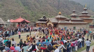 प्रसिद्ध महासू मंदिर हनोल में बिस्सू लेकर पहुंचे हिमाचल के कारसेवक लोक उत्सव का जश्न मनाते हुए। जागरण