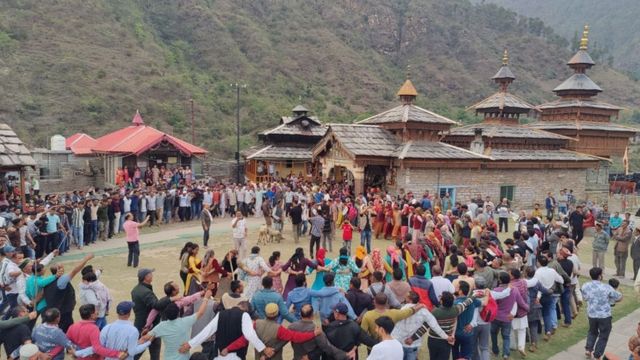 हिमाचल प्रदेश से बिस्सू लेकर देहरादून के महासू मंदिर पहुंचे कारसेवक, सदियों पुरानी परंपरा का किया निर्वहन
