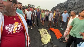 मजदूरों के शव के पास जुटे लोग।
