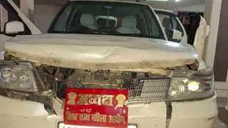 सड़क हादसे में क्षतिग्रस्त कार। फोटो सौ: स्वजन