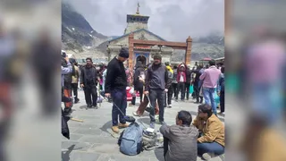 केदारनाथ धाम में तीर्थयात्रियों के सामान की जांच करता बम निरोधक दस्ता। पुलिस