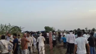 आगरा के पास जगनेर में गांव रंधीरपुरा में जुटी ग्रामीणों की भीड़।
