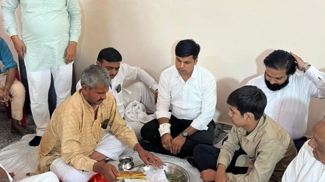 एक विवाह ऐसा भी! बागपत में दहेज में मिला 5.11 लाख का चेक दूल्हे की मां ने लौटाया, पेश की मिसाल
