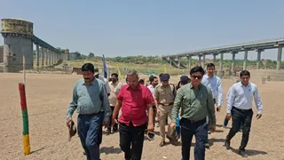 चंबल नदी किनारे निरीक्षण करती टीम। जागरण