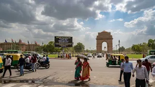 रविवार को बादल छाए रहेंगे और दोपहर में हल्की से मध्यम बारिश की संभावना। (AI Generated Image)