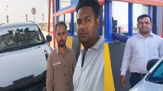 गंगा एक्सप्रेसवे पर यात्रा के दौरान यात्री।