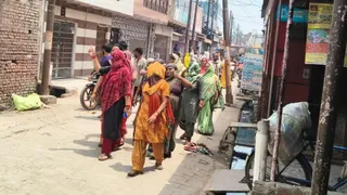स्मार्ट प्रीप्रेड मीटर के विरोध में उतरीं महिलाएं।