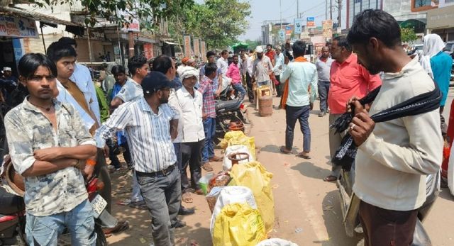 कुशीनगर में कम न हुई दुश्वारी, बढ़ती जा रही गैस सिलिंडर के लिए मारामारी