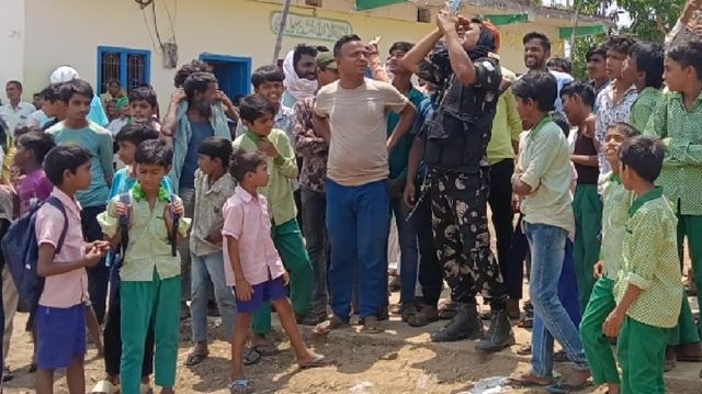 प्रेमिका ने किया इनकार तो टावर पर चढ़ा प्रेमी, गढ़वा पुलिस और ग्रामीणों की 9 घंटे तक अटकी रहीं सांसें
