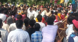 घटना के बाद हंगामा करते लोग। जागरण