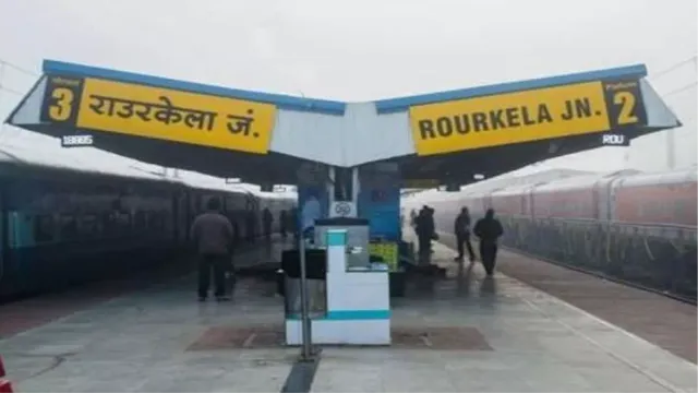 राउरकेला रेलवे स्टेशन पर टिकट दलालों का कब्जा: आम यात्री परेशान, दावों की खुली पोल