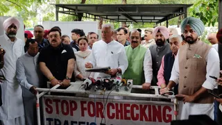 राज्यपाल से मुलाकात के बाद मीडिया से बातचीत करते हुए प्रदेशाध्यक्ष सुनील जाखड़ व अन्य भाजपा नेता।