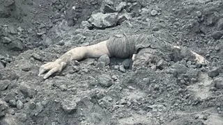 कोयला में दबा मजदूर। फोटो जागरण