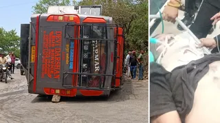 नूरपुर में सड़क पर पलटी बस व हार्ट अटैक के बाद उपचाराधीन ड्राइवर।