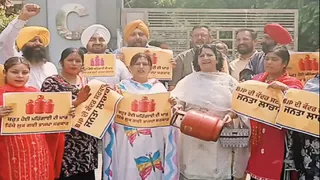 जालंधर में सिलेंडर उठाकर प्रदर्शन करती महिलाएं।
